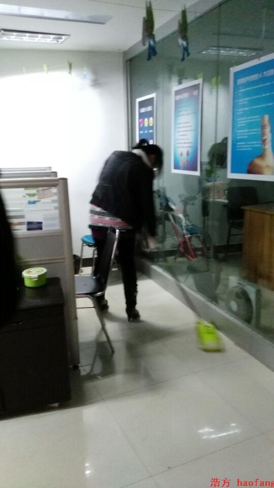 王林拖地 王林拖地