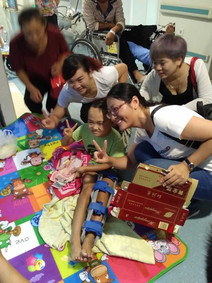 lp32學員洛陽正骨醫(yī)院愛心幫助小朋友 lp32學員洛陽正骨醫(yī)院愛心幫助小朋友