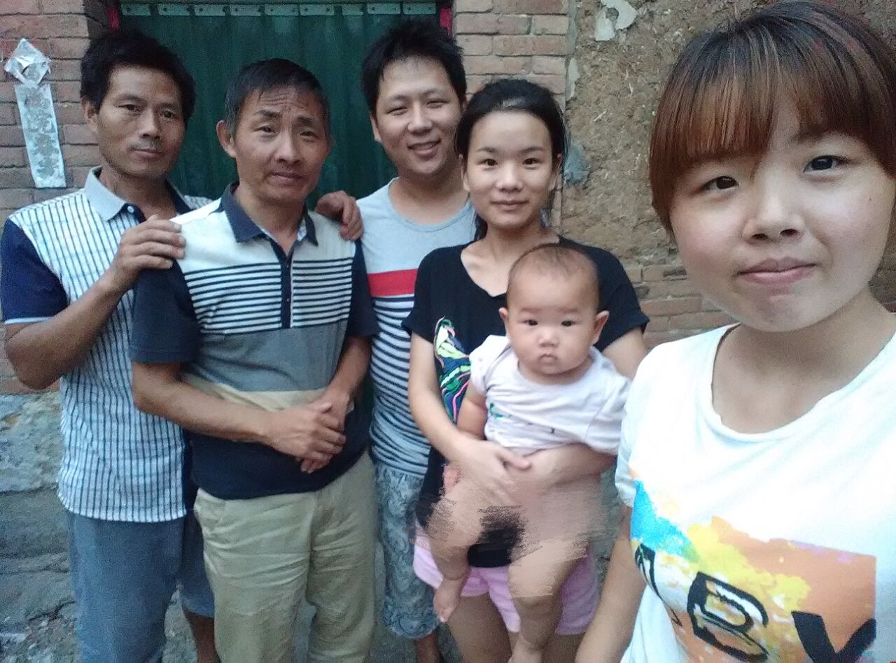 魏工中秋讓工團(tuán)圓與父親合影www.zzhaofang.cn 魏工中秋讓工團(tuán)圓與父親合影www.zzhaofang.cn